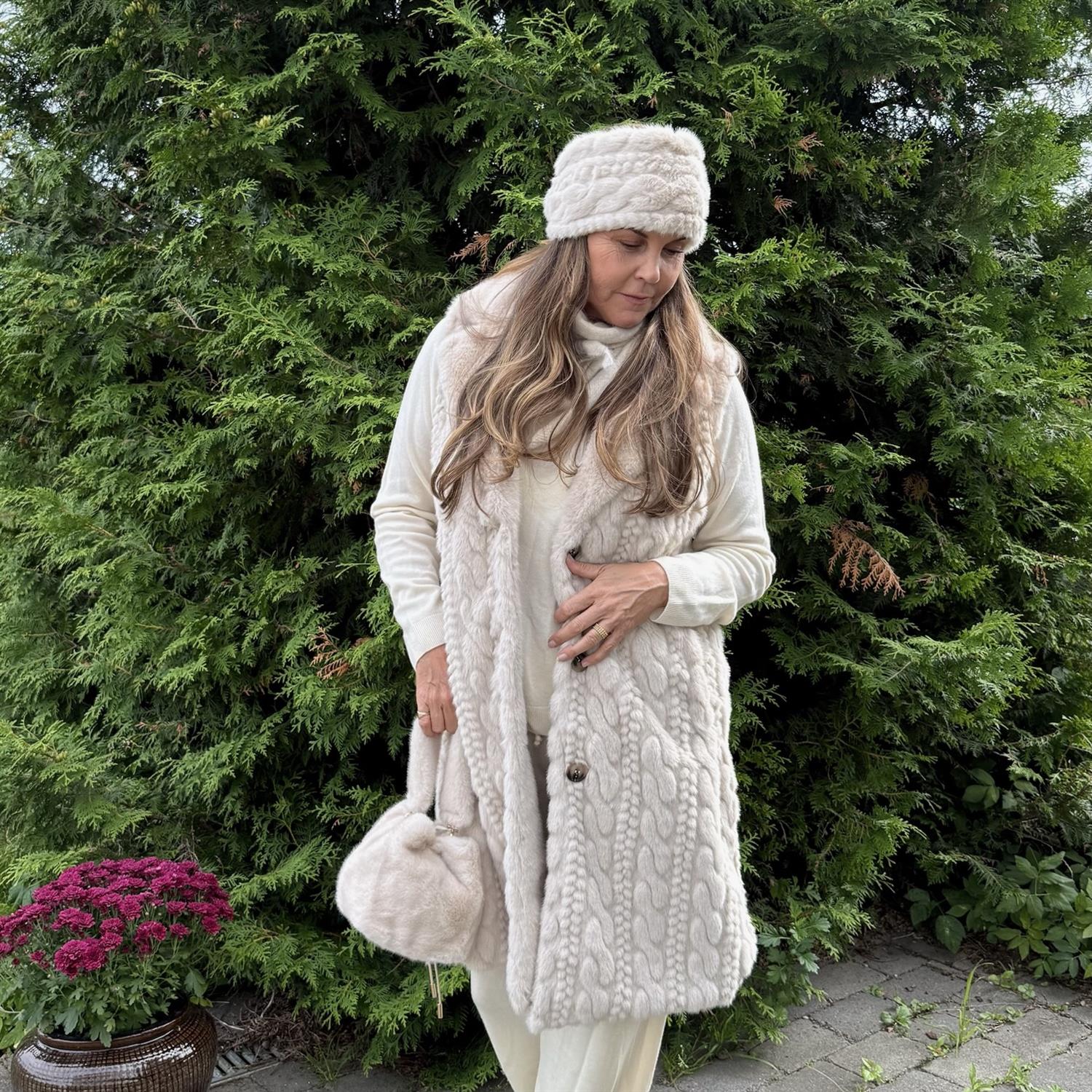 Aspen Fuskepels Lang Vest Lys Beige