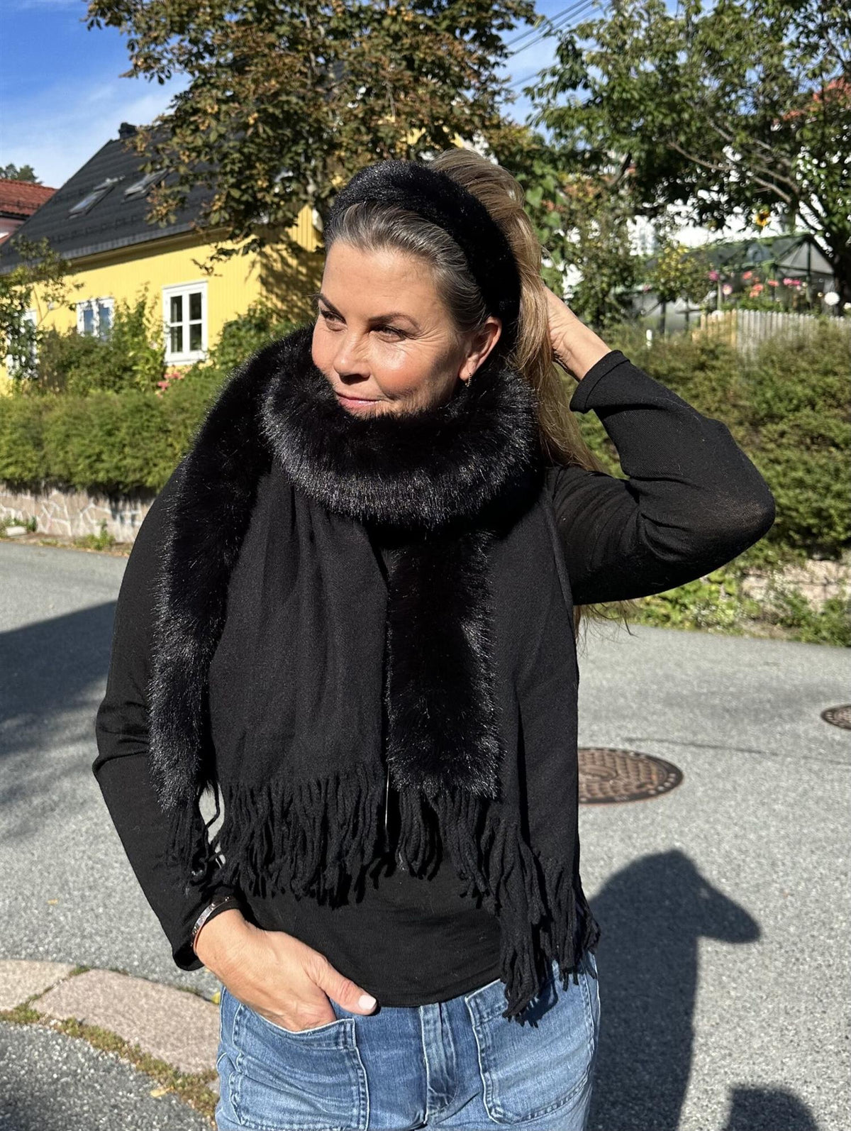 Jackie Ullskjerf m/fuskepels Sort