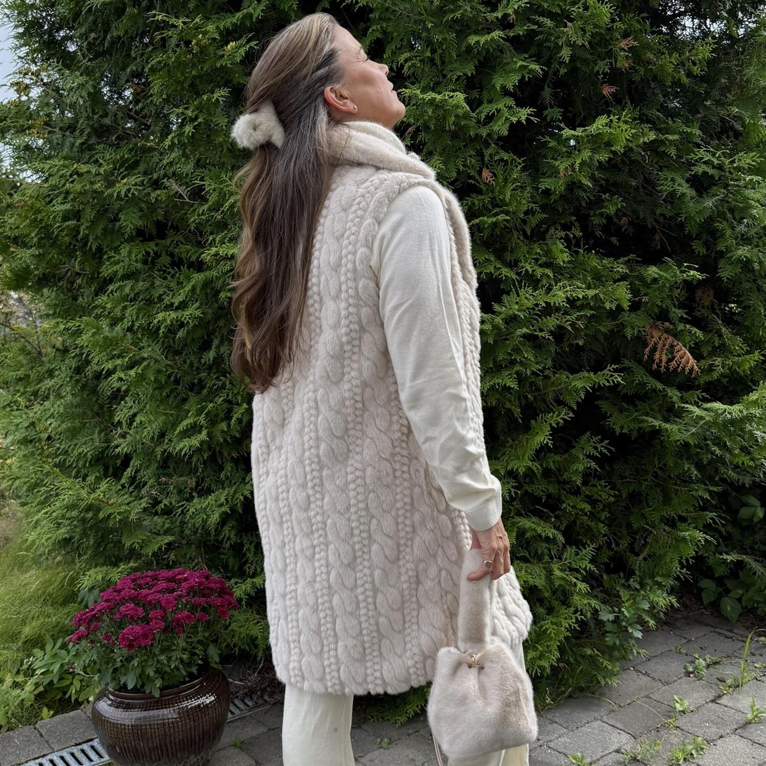 Aspen Fuskepels Lang Vest Lys Beige