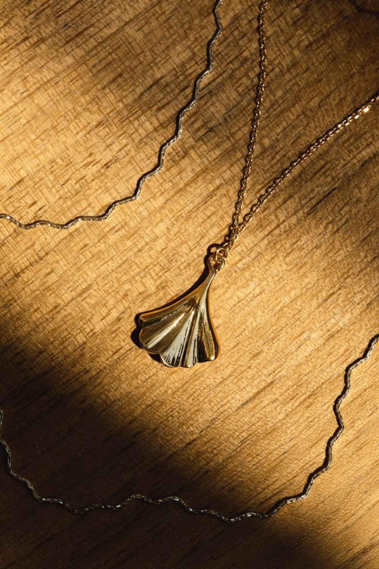 Fine Wave Chain Necklace Gold