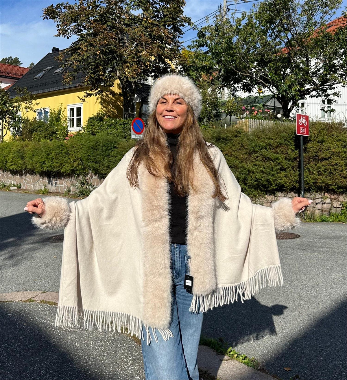 Jackie Ullskjerf m/fuskepels Lys Beige