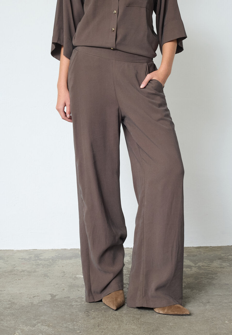Verina Pant Dark Earth