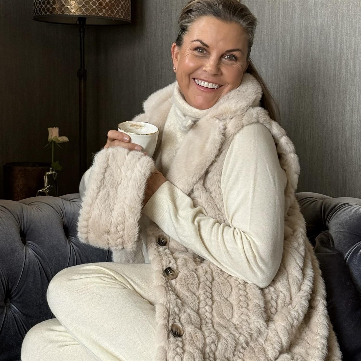 Aspen Fuskepels Lang Vest Lys Beige