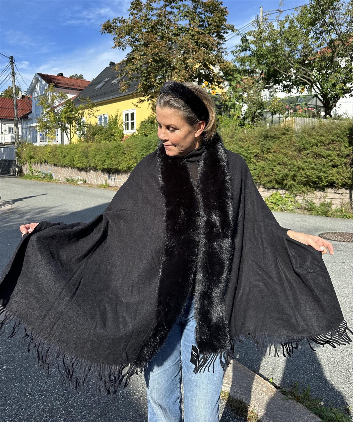 Jackie Ullskjerf m/fuskepels Sort