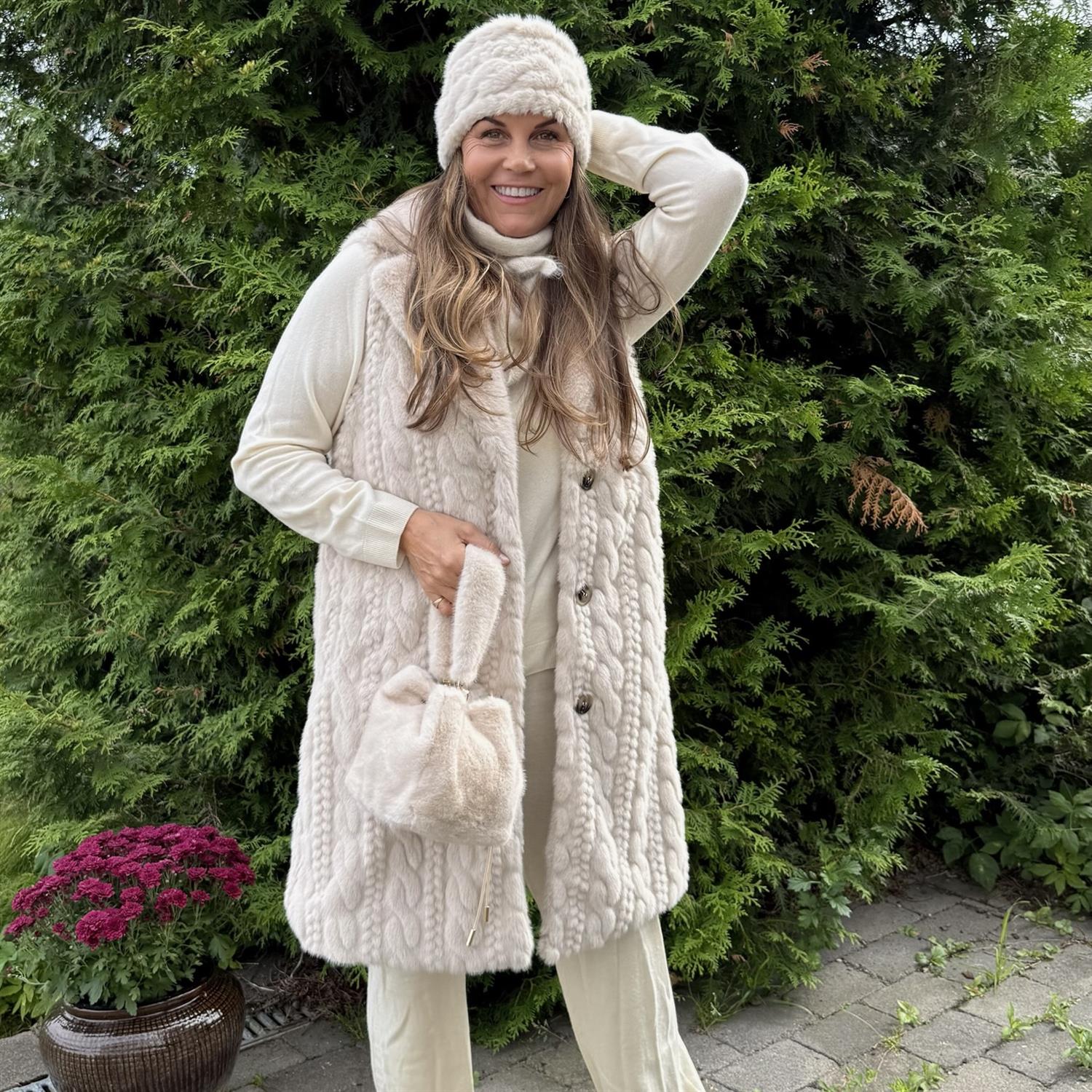 Aspen Fuskepels Lang Vest Lys Beige