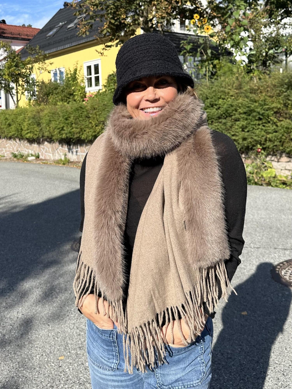 Jackie Ullskjerf m/fuskepels Taupe