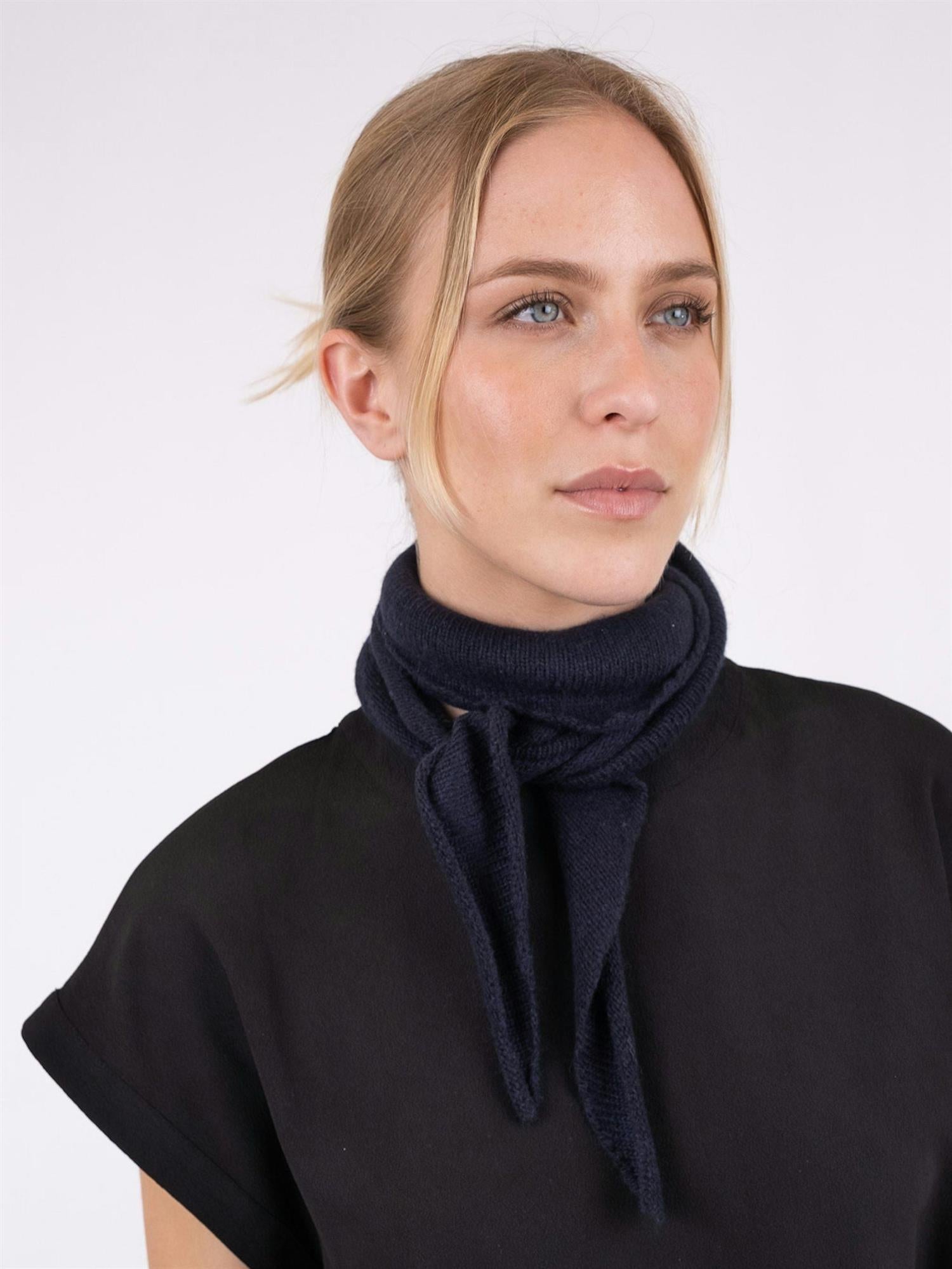 Misty Knit Scarf Navy